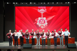为在党50年的老同志颁发纪念奖...